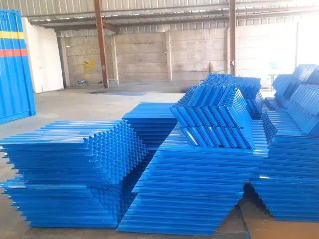 Stok peralatan pengolahan air di gudang
