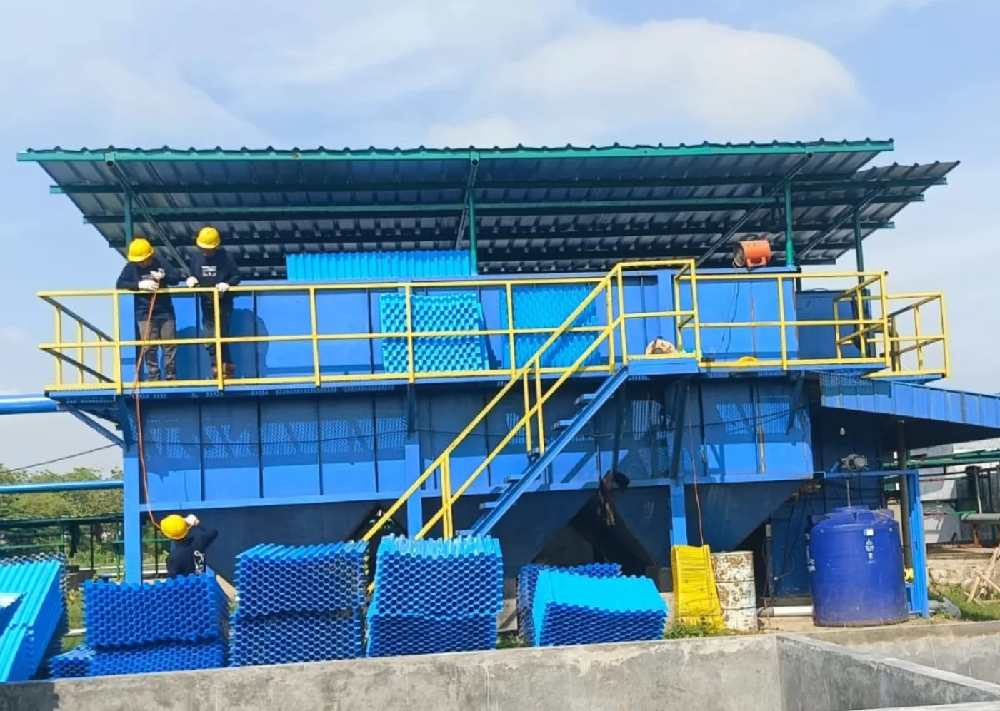 Bak pengolahan air dan modul tube settler di lokasi instalasi